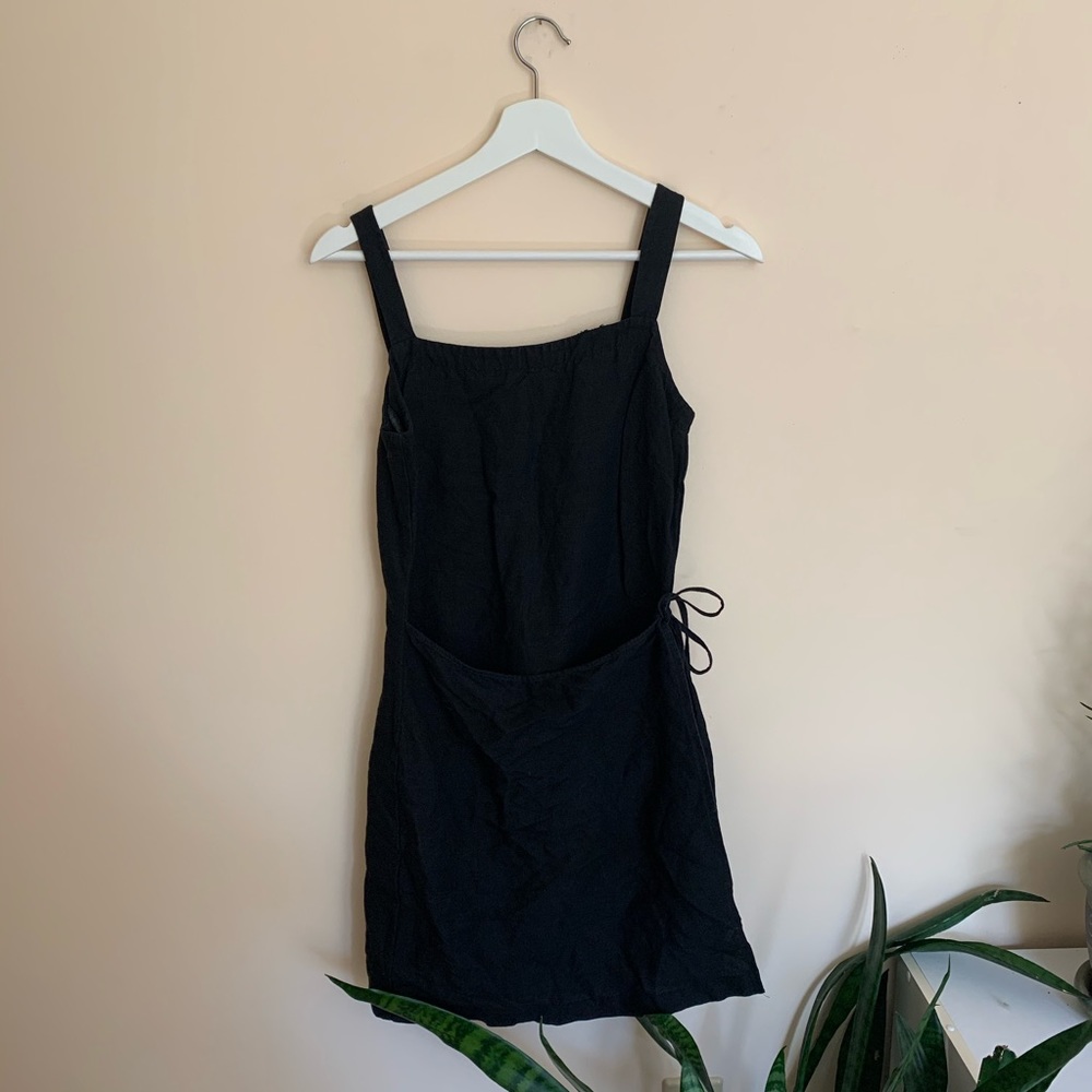 The limited black linen dress